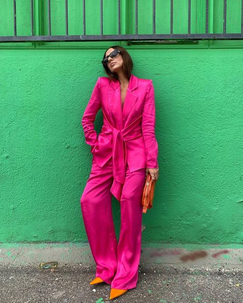 Pink Monochrome Outfit, Laura Eguizabal, Color Combinations For Clothes, Monochrome Outfit, Lemon Dress, Fashion Capsule, Street Style Inspiration, Glam Dresses, Blazer Outfits