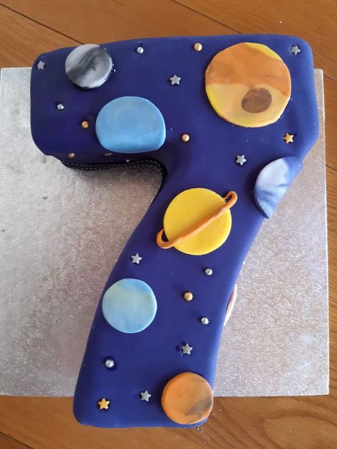 Simple Space Birthday Cake, Space Number Cake, Space Cake Ideas Simple, Space Birthday Cake Ideas, Space Themed Cakes Kids, Space Cake Diy, Simple Space Cake, Birthday Cake 7 Boy, Space Birthday Cake Boys