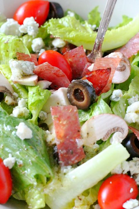 Best Restaurant Salads, 200 Calories Meals, Restaurant Salads, Romaine Lettuce Salad, Cold Salad, Italian Salad, Best Salad Recipes, Deep Dish Pizza, Chopped Salad