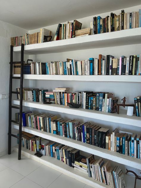 Aesthetic white built in bookshelf White Book Shelves Aesthetic, Bookshelf Lounge, White Bookshelf Aesthetic, Huge Bookshelf, Home Library Aesthetic, Built In Bookshelf, Bookshelves Aesthetic, Full Bookshelf, Bookshelf Aesthetic