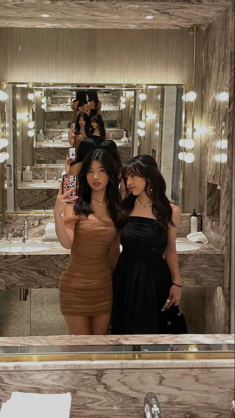 Selfie Pose Friends, Best Friend Restaurant Pics, Mirror Selfie Friends Aesthetic, Prom Selfie Ideas, Mirror Selfie Poses Friends, Dress Poses With Friends, Mirror Selfie 2 People, Friends Mirror Selfie Aesthetic, Bff Mirror Selfie