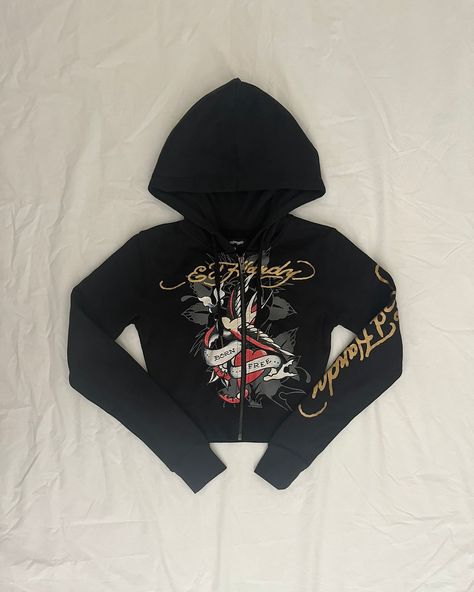 Vintage EdHardy Born Free Cropped Fitted Hoodie 🖤 Size: XS/S Price: $40 Available for purchase on the website / Feel free to DM for any questions 💌 Ed Hardy Hoodie, Cropped Zip Up Hoodie, Fitted Hoodie, Born Free, Cropped Zip Up, Black Zip Ups, Workout Hoodie, Cropped Jacket, Ed Hardy