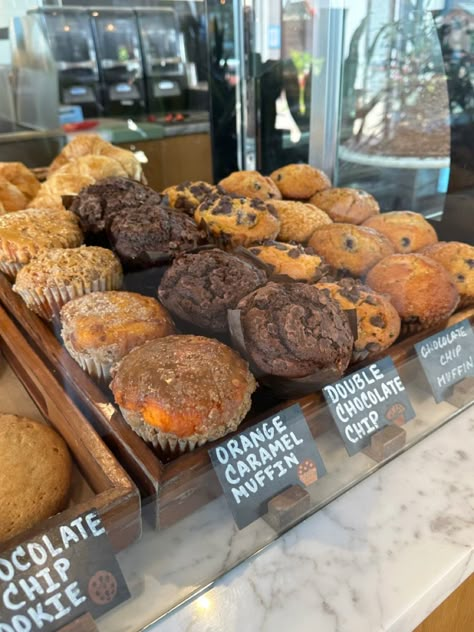 Bakery Muffins Aesthetic, Coffee Shop Muffins, Muffin Display Brunch, Muffin Presentation Ideas, Muffin Display Ideas, Farmers Market Pastries, Muffins Packaging Ideas, Baked Goods For Farmers Market, Baked Goods Display Ideas