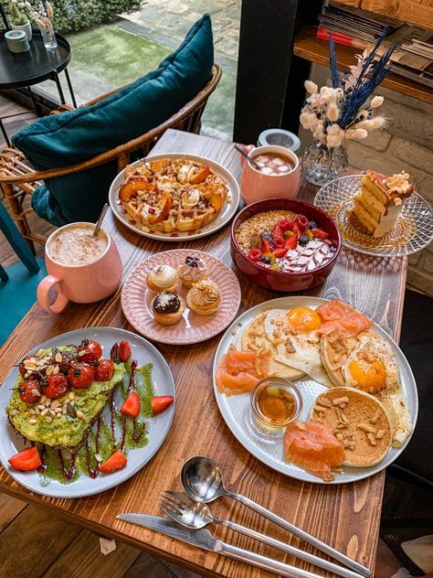 Must Try Food In Paris, French Breakfast Restaurant, Restaurant Style Breakfast, Paris Breakfast Cafe, Paris Eating Guide, Paris Must Eat, Paris Best Cafes, Breakfast For Two Aesthetic, French Restaurant Food