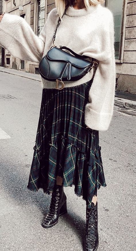 :: Style Inspiration Winter, Outfit Trends, Autumn Street Style, A Skirt, Mode Inspo, Skirt Outfit, Fall Street Style, Inspired Outfits, 가을 패션