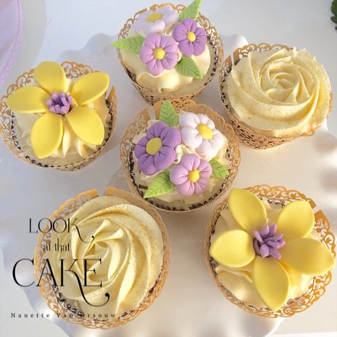 Pretty floral Rapunzel themed cupcakes Rapunzel Cupcakes, Rapunzel Theme, Theme Cupcakes, Themed Cupcakes, Yummy Cakes, Rapunzel, Macarons, Cupcake, Cake