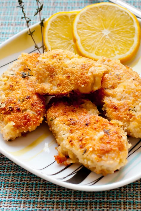 Weight Watchers Parmesan Chicken Recipe. Looking for a healthy, quick, and easy dinner option? Parmesan chicken is a great choice! Not only is it low carb, but it's also packed with protein and full of flavor. Plus, it's simple to make. Made with Italian seasoned breadcrumbs, paprika, parsley, garlic powder, and pepper. A quick and easy 30 dinner idea. 2 WW Freestyle Points and 3 Smart Points Chicken Recipes Tenders, Parm Chicken, Vegetarian Side Dish Recipes, Chicken Parmesan Recipe Easy, Chicken Cutlet Recipes, Cutlets Recipes, Weight Watchers Recipes Desserts, Weight Watchers Chicken, Weight Watchers Recipes