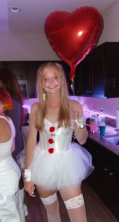 Pennywise Halloween Costume, It Costume, Halloween Dress Up Ideas, Halloween Fashion Outfits, Pun Costumes, Clown Costume Women, Blonde Halloween Costumes, Clown Halloween Costumes, Horror Halloween Costumes