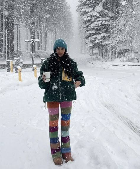 Aesthetic Winter Outfits Canada, Winter Outfits Colorado, Looking For Alaska Outfit, Aesthetic Ski Outfit, Canada Outfit Winter, Winter Pictures Instagram, Snow Outfits Aesthetic, Snowy Winter Outfits, Granola Winter Outfits