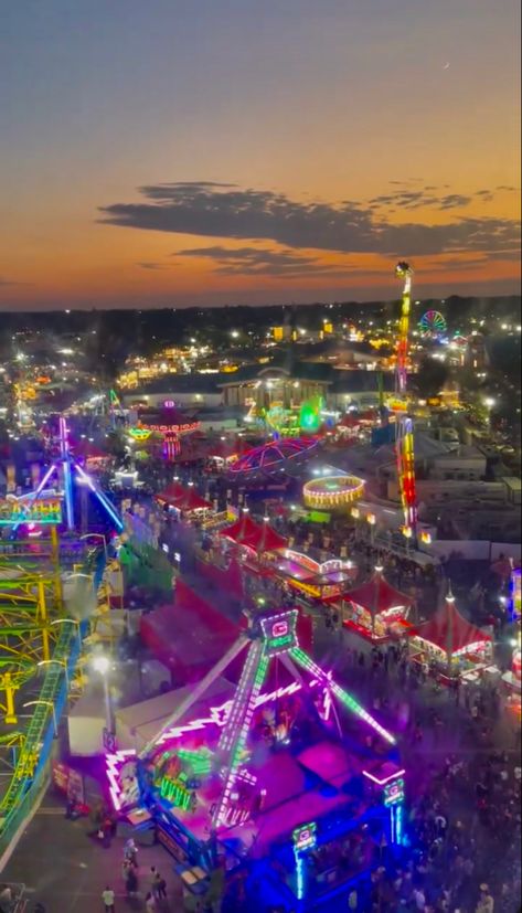 Sixflags Mexico, Fair Aesthetic, I Hate U, Aesthetic Lights, Carnival Date, Fair Pictures, Fair Rides, Summer Fair, Fest Outfits