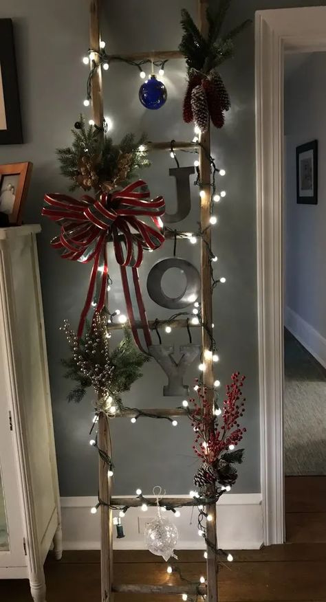 Ladder Christmas Decor, Christmas Ladders Ideas, Elegant Christmas Decor Ideas, Christmas Ladder, Christmas Decorations Ideas, Fete Saint Patrick, Elegant Christmas Decor, Home 2023, Christmas Decoration Ideas