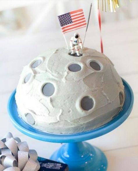 1st Trip Around The Sun Birthday Party Cake, Space Smash Cake 1st Birthdays, Moon Smash Cake, Space Smash Cake, Tårta Design, Birthday Cake Tutorial, Planet Birthday, Space Week, Torte Creative