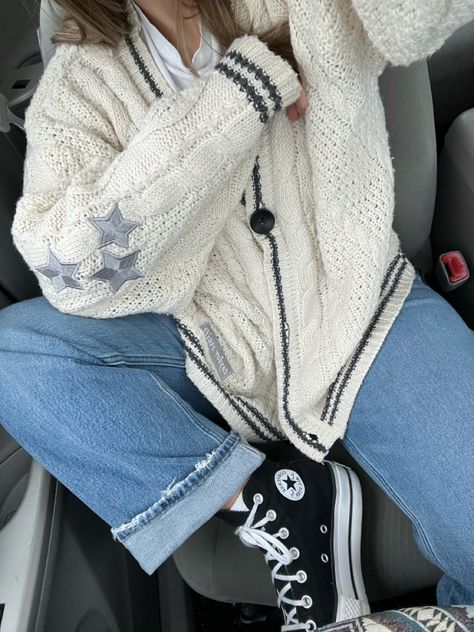 Fall Cardigan Aesthetic, Folklore Outfit Aesthetic, Taylor Cardigan Outfit, Aesthetic Cozy Outfits, White Cardigan Outfit Aesthetic, Folklore Cardigan Outfit, Styling Cardigans, Cardigan Winter Outfit, Taylor Swift Cardigan Outfit