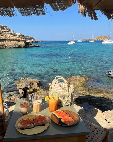 Mallorca | Menorca | Ibiza | Formentera on Instagram: "fresh food, fresh drinks, fresh air 🥖🍅🌞✨ via @anaqb__ in📍Ibiza" Breakfast With A View, Mallorca Island, Ibiza Formentera, Ibiza Travel, Spain Aesthetic, Summer Breakfast, Fresh Drinks, Ibiza Spain, Europe Photos