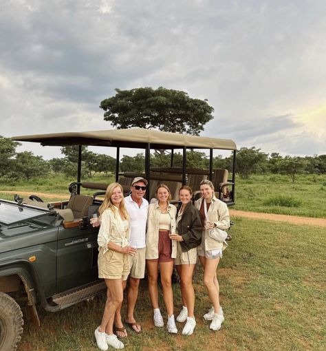 Safari Family Photoshoot, Masai Mara Safari Outfit, Safari Poses, Safari Outfit Women Africa, Cute Safari Outfits, Safari Adventure Outfit, Safari Fits, Safari Outfit Women, Kenya Trip