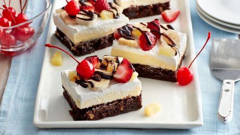 Calling all banana split lovers: This dessert is for you. From the rich brownie base to the cherries on top, these bars have it all! Microwave Chocolate Fudge, Brownies Caramel, Blonde Brownies, Chocolate Fudge Sauce, Brownie Bars, Cheesecake Brownie, Betty Crocker Recipes, Snack Bars, Fudge Sauce