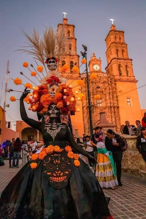 Catrina Outfit, Mexicana Aesthetic, Catrina Dress, Catrina Costume, Festival Mask, Mexico Wallpaper, Dia De Los Muertos Decorations Ideas, Sugar Skull Costume, Scandinavian Textiles