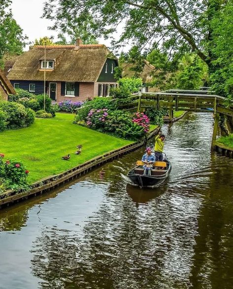 Giethoorn Netherlands, Dutch House, Belgium Travel, Netherlands Travel, Beautiful Cottages, Charming House, Beautiful Places Nature, Beautiful Villages, Explore Nature