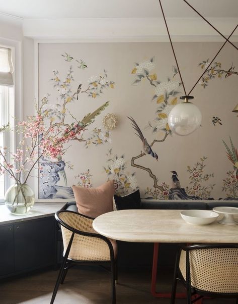 Minimalist Dekor, Dining Room Wallpaper, Interior Design Per La Casa, Hand Painted Wallpaper, Asian Homes, Interior Minimalista, Asian Home Decor, Chinoiserie Wallpaper, Wallpaper Trends