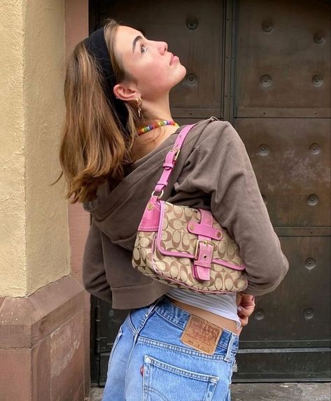 Styling our favorite vintage coach bags 🌿 Coach Retro Bags, Vintage Coach Purse Outfit, Coach Bag Vintage, Coach Vintage Bag, Cute Coach Bags, Vintage Coach Bags Outfits, Vintage Coach Tote Bag, Coach Bag Outfit, Vintage Coach Patchwork Bag