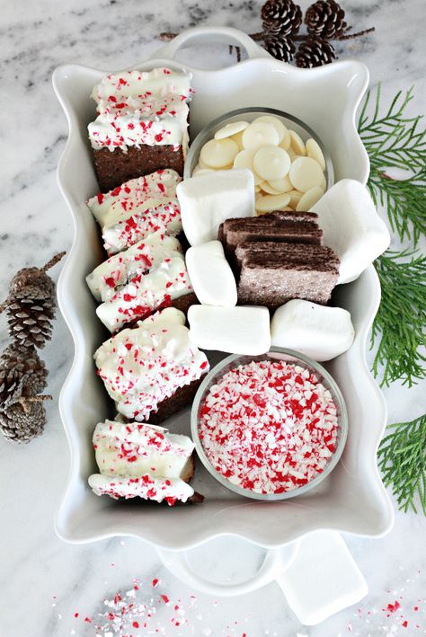 Christmas Smores Bar, Christmas Smores, Yummy Christmas Treats, Christmas Food Treats, Spice Cupcakes, Pumpkin Cupcakes, S'mores Bar, Homemade Marshmallows, Pumpkin Spice Cupcakes