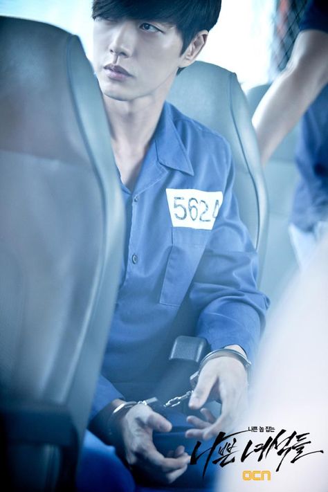 Bad Boys behind bars prepare for the hunt » Dramabeans Korean drama recaps Park Hae Jin Bad Guys, Bad Guys Korean Drama, Jin Instagram, Park Hye Jin, Park Haejin, Chick Flick, Park Hae Jin, Bad Bad, Love Park