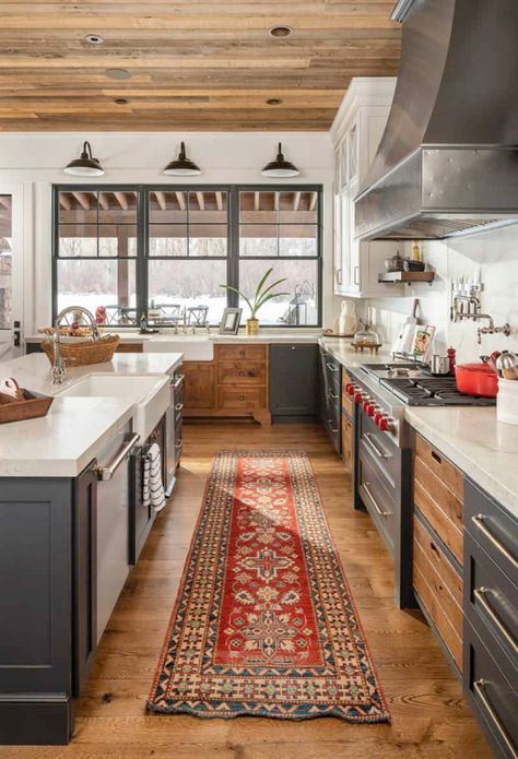 Tour a farmhouse mountain home boasting jaw-dropping details in Utah Model Dapur, Marble Countertops Kitchen, Kabinet Dapur, Kitchen Ideas Dark Cabinets, Kitchen Ideas Dark, Farmhouse Kitchen Cabinets, Farmhouse Kitchen Design, White Marble Countertops, Dark Cabinets