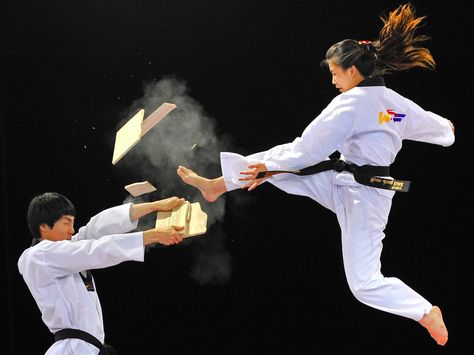 Korean Martial Arts, Taekwondo Girl, Martial Arts Girl, Karate Girl, Pencak Silat, Martial Arts Women, Hapkido, Martial Artists, Sports Pictures