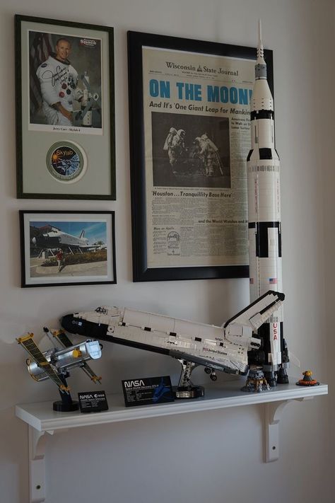 Lego Sets Display Ideas, Lego Room Aesthetic, Aesthetic Lego Display, Lego Decorations Room, Lego Shelf Display, Nasa Room, Ikea Bergshult, Lego Collection Display, Lego Saturn V