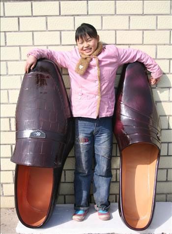 super huge shoes Shoe Sculpture, Pregnancy Symptoms, Teaching Tools, Tap Shoes, Jay, Dance Shoes, Sport Shoes, Sculpture, Tools