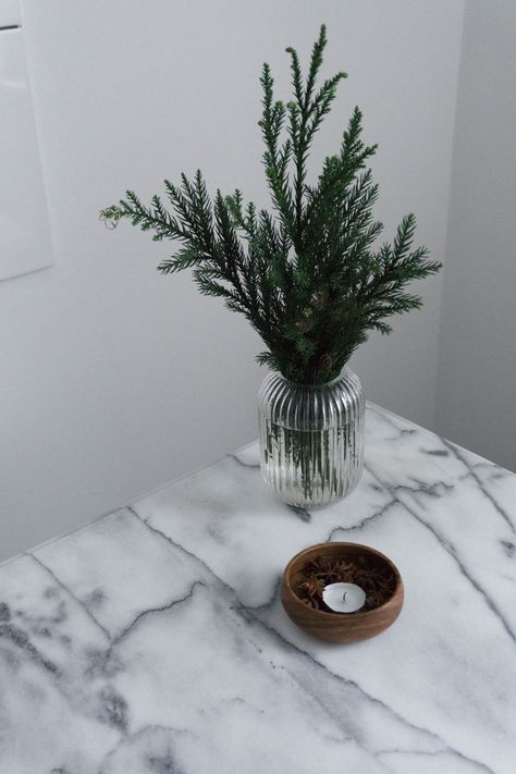 Christmas Minimal Aesthetic, Holiday Windowsill Decor, Minimal Christmas Centerpiece, Scandanavian Decor Holiday, Christmas Minimal Decor, Simple Minimal Christmas Decor, Christmas Decor Simple Minimalist, Minimalist Christmas Centerpiece, Minimal Winter Decor