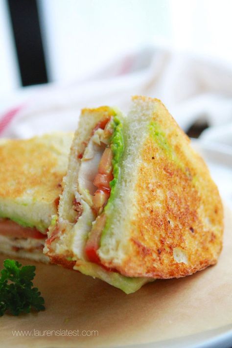 California Club Grilled Cheese Sandwich Buttered Bread, Easy Grilled Cheese, Gourmet Sandwiches, Scandinavian Food, Melty Cheese, Grilled Sandwich, Sandwiches For Lunch, Club Sandwich, Burgers Sandwiches