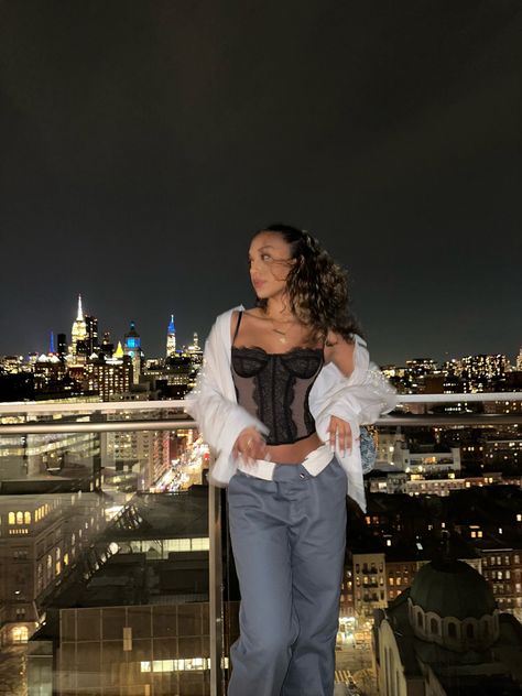 Skyline Picture Poses, Roof Top Pictures Ideas, Town Outfits Night, Going Out New York Outfit, Rooftop Bar Poses, Rooftop Pose Ideas, Rooftop Poses Instagram, Roof Picture Ideas, Rooftop Instagram Pictures