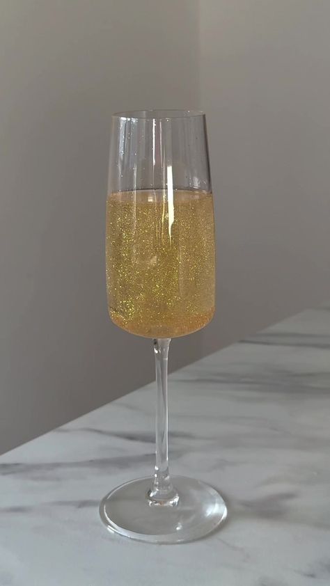 new years eve idea: make cotton candy glitter bombs (with edible glitter of course) ✨🥂 #newyear #newyearseve #happynewyear #balldrop #glitterbomb #edibleglitter #champagne #moet #prosecco #newyearsparty #cocktail #cocktails #cocktailrecipes #nye #nyeparty #silvester #newyearseveparty #partyideas #nyeoutfit #newyearsnails #newyearparty #happynewyear2024 #french75 Sparkle Drinks Cocktails, Nye Buffet Ideas, Drinks With Glitter, New Years Drinks Cocktails, New Year’s Party, New Years Party Ideas, New Year Cocktail, Glitter Drinks, New Years Eve Birthday