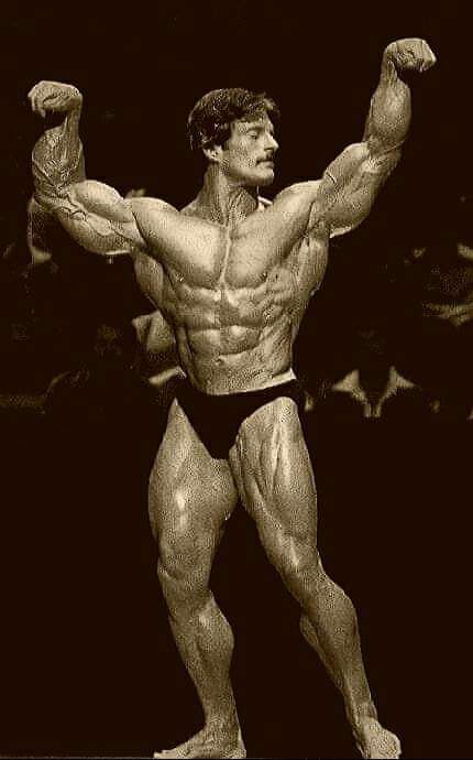 Mike Mentzer And Arnold, Mike Mentzer Aesthetic, Golden Era Bodybuilding Wallpaper, Old School Bodybuilding Aesthetic, Mike Mentzer Wallpaper, Mike Mentzer Bodybuilding, Ray Mentzer, Gym Photos Aesthetic, Aesthetic Gym Photos