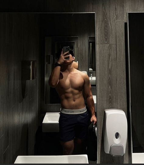 Gym Selfie Men, Gym Poses For Men, Body Builder Men, Gym Bro, Body Builders Men, Black Mask Aesthetic, Gym Boy, Gym Selfie, Gym Guys