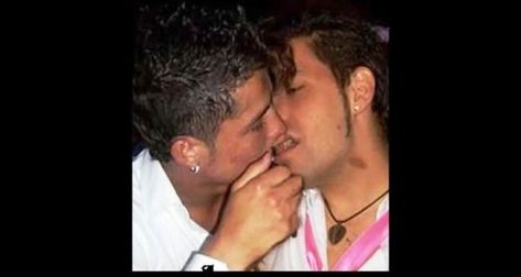 Cristiano Ronaldo caught kissing with boxer Badr Hari!!!! Badr Hari, Cristiano Ronaldo Body, Ronaldo Football, Donnie Darko, Cristiano Ronaldo 7, Men Kissing, Private Life, Cristiano Ronaldo, Ronaldo