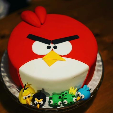 Angry Birds cake Angry Bird Cake Design, Angry Birds Birthday Party Ideas, Angry Birds Birthday Cake, Ugly Cake, 1984 Quotes, Angry Bird Cake, Cake Pucks, Angry Bird Party, 6th Birthday Boys