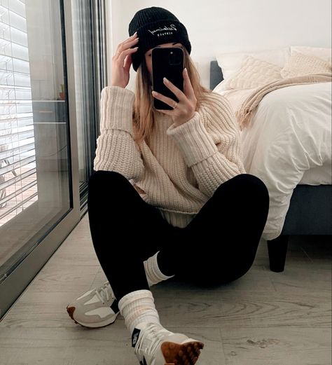 327 Outfit, New Balance Outfit, Sock Outfits, New Balance 327, Casual Winter Outfits, Sweaters And Jeans, Fall Fashion Outfits, Mom Outfits, Lookbook Outfits