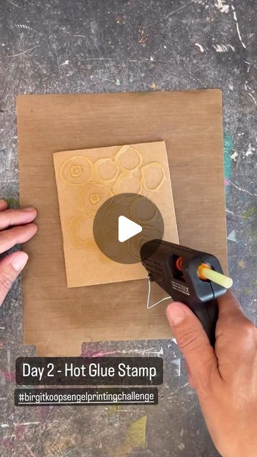 Hot Glue Stamps Diy, Hot Glue Seal Stamp, Gel Press Printing Plate Diy, Hot Glue Stencil, How To Use A Gelli Plate, How To Make Your Own Gelli Plate, Gelli Printing Tutorials, Gelli Printing Art, Scrapbook Gift