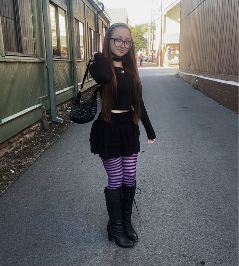 funky purple striped tights Striped Tights Outfit, Goth Outfit Aesthetic, Washington Outfits, Plus Size Alternative Fashion, Scene Emo Fashion, Kiss Clothes, Funky Tights, Alternative Girl, Eyeliner Designs