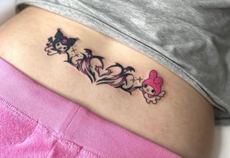 Hello Kitty Lower Back Tattoo, Tatuaje Hello Kitty, Hello Kitty Tattoo, Emo Tattoos, Hello Kitty Design, Hello Kitty Tattoos, Kuromi My Melody, Pretty Tattoos For Women, Cute Little Tattoos