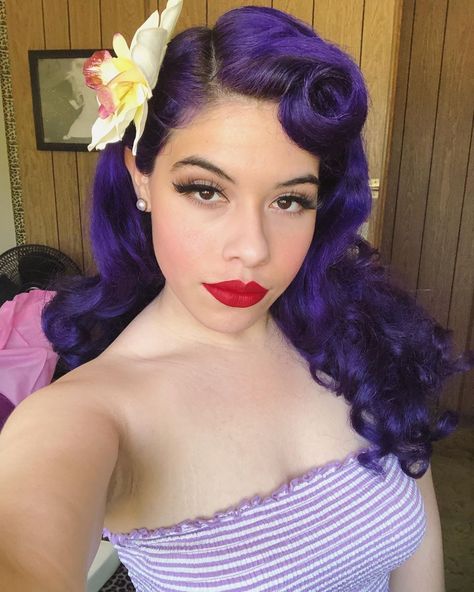 Pinup Hair With Flower, Victory Rolls Long Hair, Short Pinup Hairstyles, Victory Rolls Short Hair, Pin Up Girl Hair, Victory Roll Hair, Hair Necessities, Suavecita Pomade, Pin Up Hairstyles