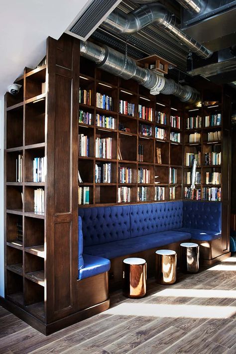 Library with a reading nook - Trendir Modern Home Library Ideas, Mountain Library, Modern Home Library, Home Library Design Ideas, Library Bar, Bibliotheque Design, Library Room, Home Coffee Bar, Home Library Design