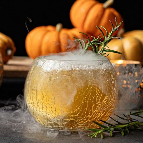 The Spooky Sour (Halloween Bourbon Whiskey Cocktail) - get into the festive spirit with this easy bourbon Halloween drink! Whiskey Halloween Cocktails, Halloween Drinks With Whiskey, Halloween Drinks Bourbon, Pumpkin Bourbon Cocktail, Halloween Cocktail Whiskey, Easy Halloween Cocktails, Smoked Salmon Platter, Salmon Platter, Whiskey Ginger