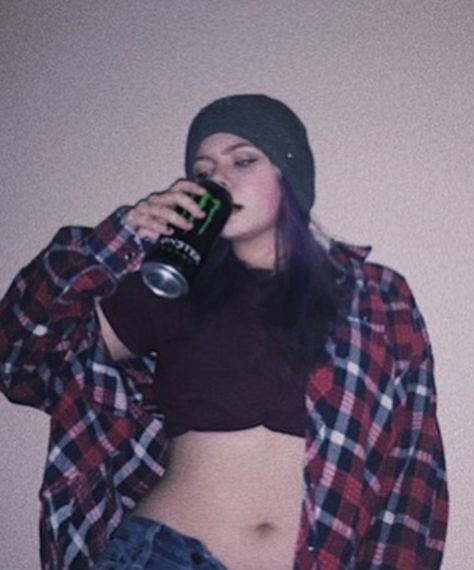 Grunge Beanie, Beanie Looks, Grunge Flannel, Indie Alt, Oc Board, Flannel Pants, Fnaf Security Breach, Red Flannel, Glo Up