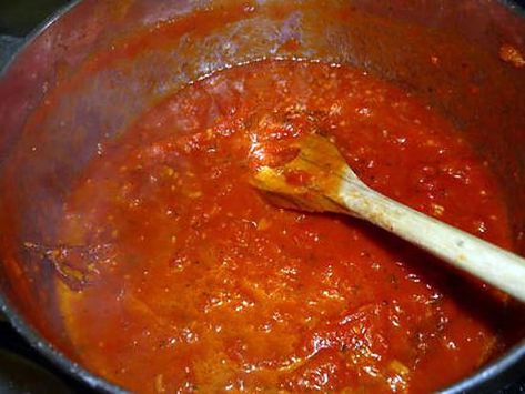 La meilleure recette de Sauce tomate pour pizza.! L'essayer, c'est l'adopter! 4.8/5 (4 votes), 12 Commentaires. Ingrédients: Ingredients; - 1 grosse gousse d'ail - thyn frais - basilic - origan - 1 boite de tomates concassée ( 250ml) - 2 c.a.s d'huille d'olive - 2 sucre - 1/2 verre d'eau - sel et poivre Pizza Wrap, Pizza Pizza, Mini Pizza, Sauce Tomate, Tomato Salsa, Chili, Spaghetti, Pizza, Sauce