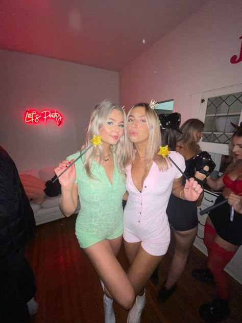 Halloween Costumes With Bodysuits, Inspo Costumes Halloween Duo, Due Costumes For Halloween, High Noon Halloween Costume, Blonde Best Friend Halloween Costumes, Iconic Blonde And Brunette Halloween Costumes, Iconic Blonde Duos Costumes, 2 Person Halloween Costumes College, Best Friend Hollowed Costumes