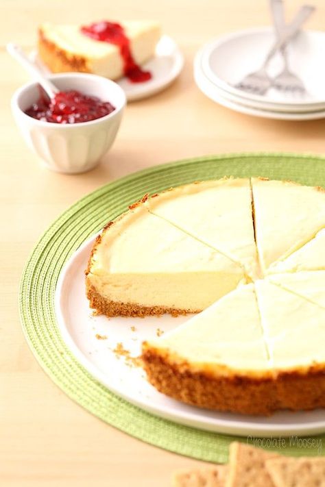 Classic Cheesecake recipe with a graham cracker crust Homemade Cheesecake Recipes, Yummy Cheesecake, Cheesecake Recipes Classic, Homemade Cheesecake, Classic Cheesecake, Best Cheesecake, Classic Desserts, Savoury Cake, Cheesecake Recipes