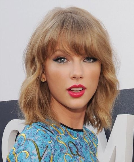 Taylor Swift Hairstyle, Taylor Swift Haircut, Taylor Swift Bangs, Messy Blonde Bob, Angled Bob Hairstyles, How To Cut Bangs, Taylor Swift Hair, Short Bob Haircuts, Trending Hairstyles